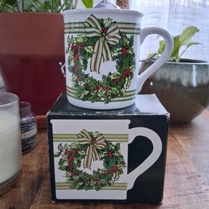 NIB, Hallmark Green and Red Holiday Wreath Mug